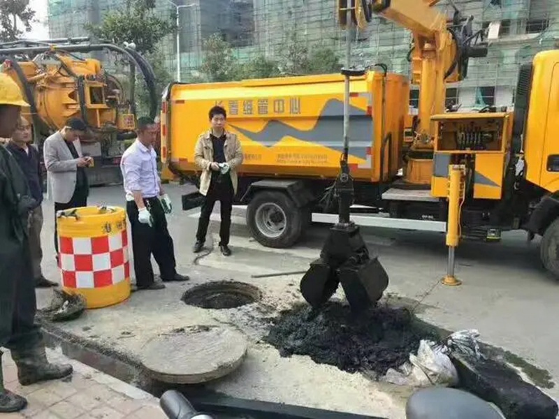 吴起街道：网格员化身“清道夫”，为民解忧疏通“堵心”化粪池