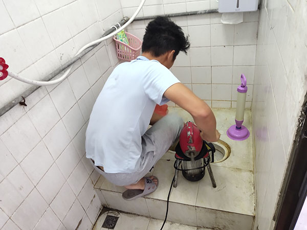 吴起管道堵塞冒臭气 专业师傅现场解决问题